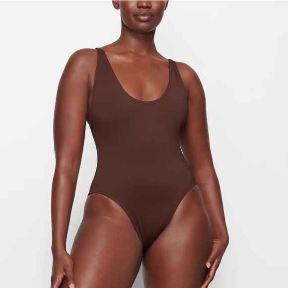 SKIMS SWIM SCOOP NECK ONE PIECE.🤎 - Picture 2 of 16